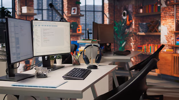 Web developer coding at desk - Web developer desk Images - Free Download on Freepik